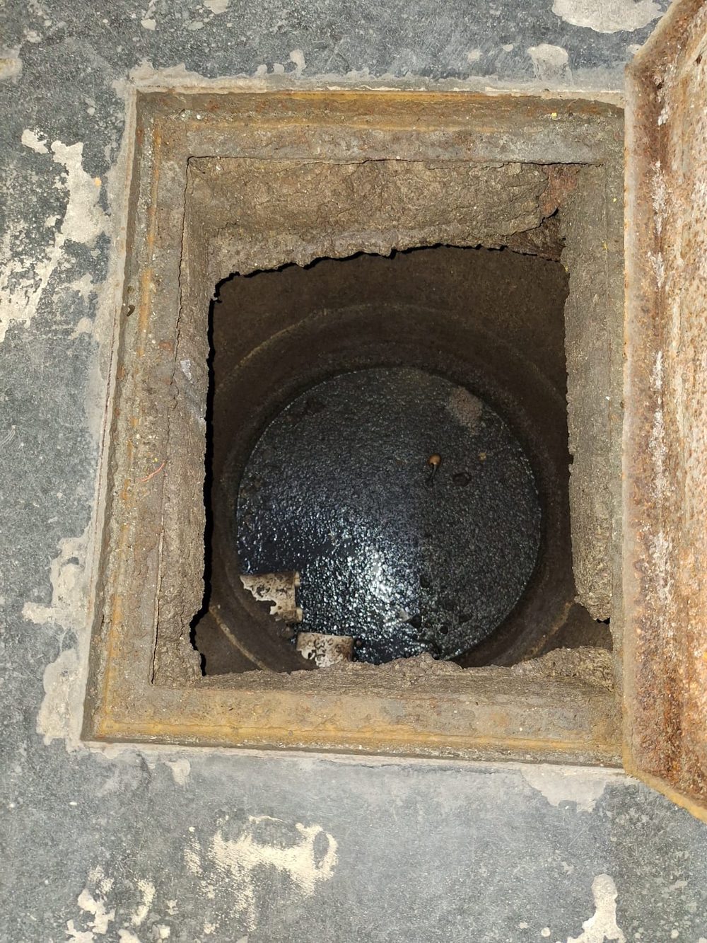 Caixa de gordura antes do tratamento ISOBAC — crosta de gordura acumulada